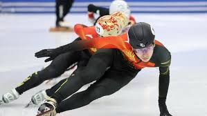 茵曼：“鲍比，你觉得我们应该选谁？”